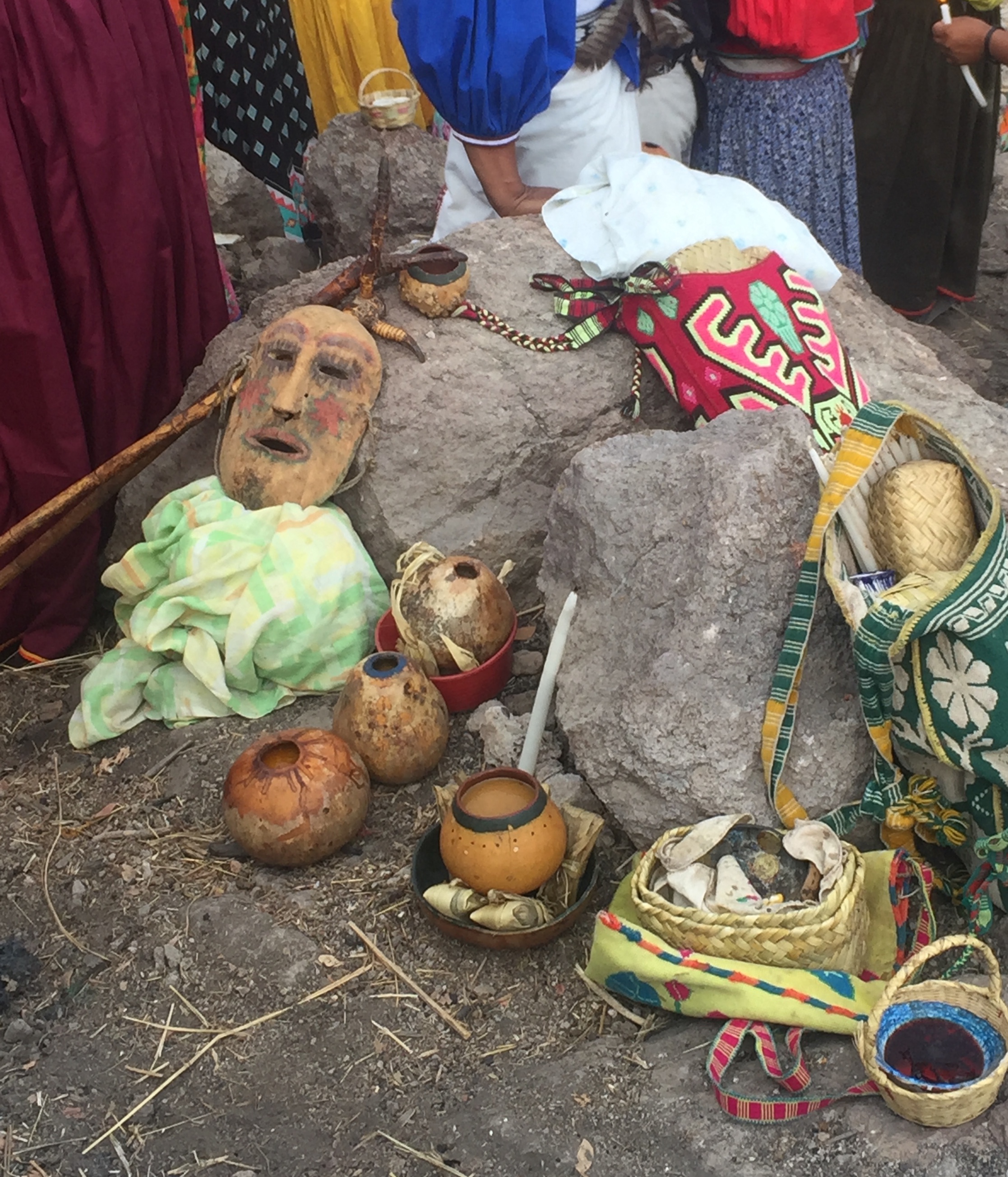 Reposa la máscara que porta Takutsi Nakawe “Nuestra Madre Crecimiento”, al tiempo que las divinidades de la lluvia y otros cargos finalizan la ceremonia Namawita Neixa. Foto: Luna, 2017.
