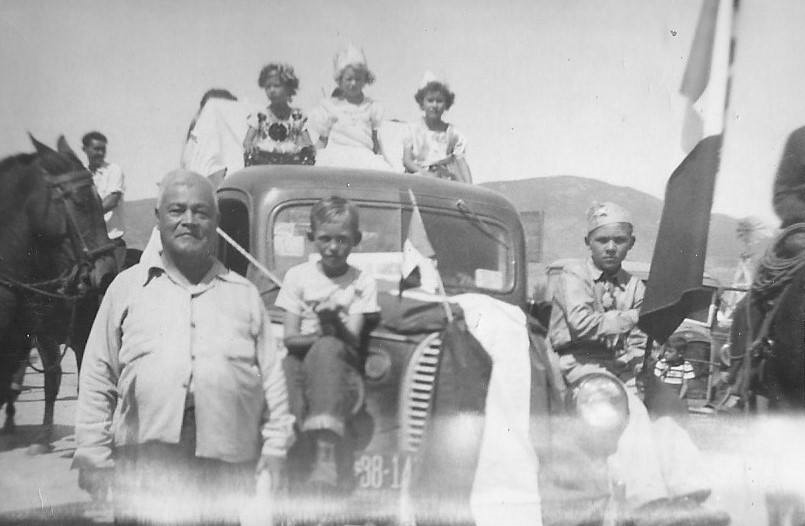 Imagen alusiva al desfile patrio del contingente de la escuela primaria fechada el 16 de septiembre de 1951 que muestra al delegado municipal en el ejido señor Leopoldo González, acompañado de algunos estudiantes de origen ruso y mexicano. Foto: Sandra Portillo, en página de Facebook Porvenir memoria fotográfica.